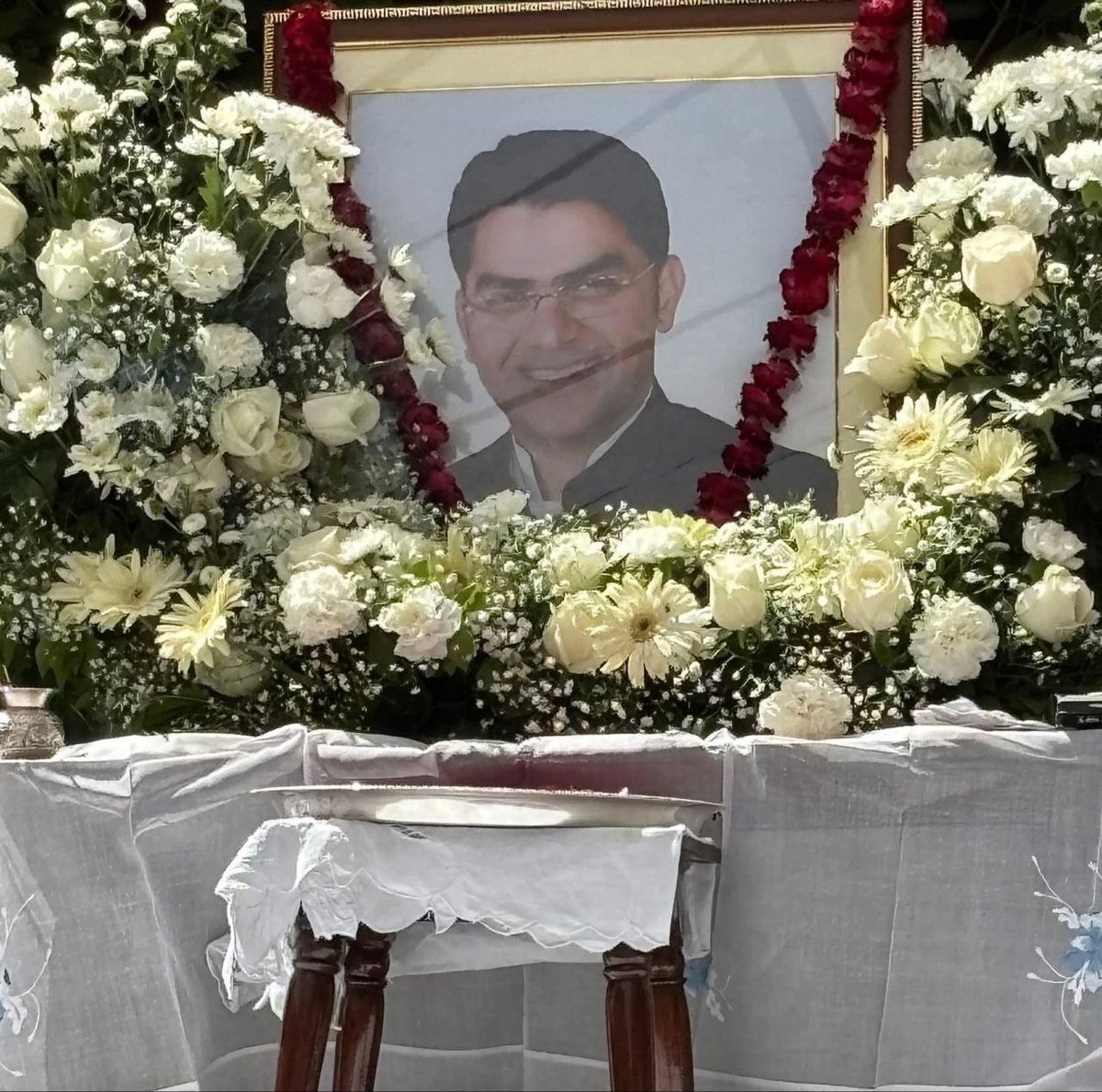 cse9889's tweet image. जयपुर में टोंक-सवाई माधोपुर सांसद श्री हरीश मीणा जी के पुत्र स्व: हनुमंत भैया की तीये की बैठक में शामिल होकर भावभीनी श्रद्धांजलि अर्पित की।
ईश्वर से प्रार्थना है कि दिवंगत आत्मा को अपने श्रीचरणों में स्थान दें और परिवारजनों को यह आघात सहने कि शक्ति प्रदान करें!🙏
@HC_meenaMP