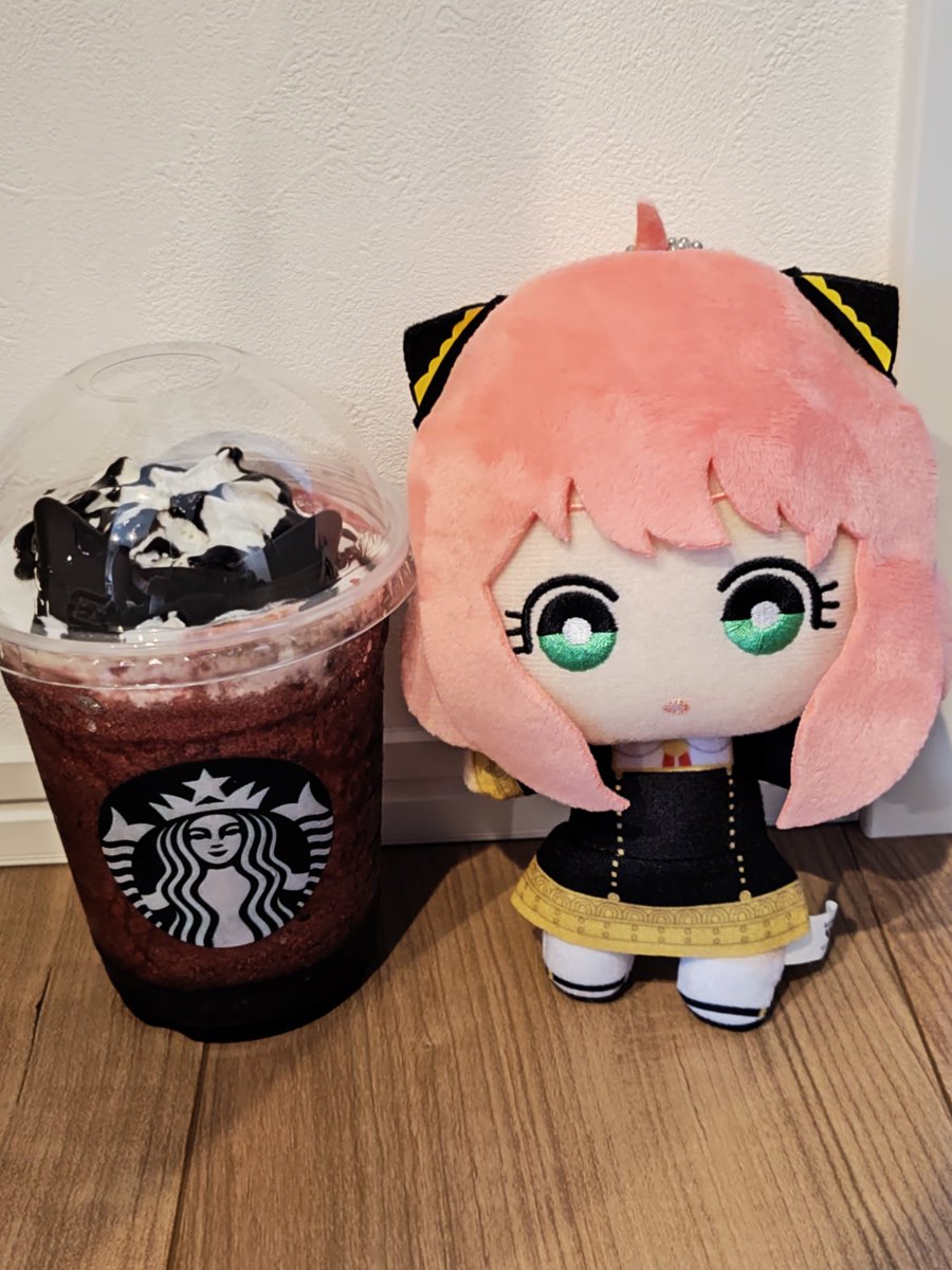 hitomi0904mikan's tweet image. 誕生日に頂いてたギフトでスタバ✨

これ…めちゃくちゃ美味しい😋
甘すぎずとザクザク感も️🙆🏻‍♀️✨
最近の新作フラペチーノの中で一番好き♥️

黒猫の耳チョコが何かに似てる…何かに…あっ！アーニャのあれだ！！

#アサイーベリーフラペチーノ 
#黒猫フラペチーノ