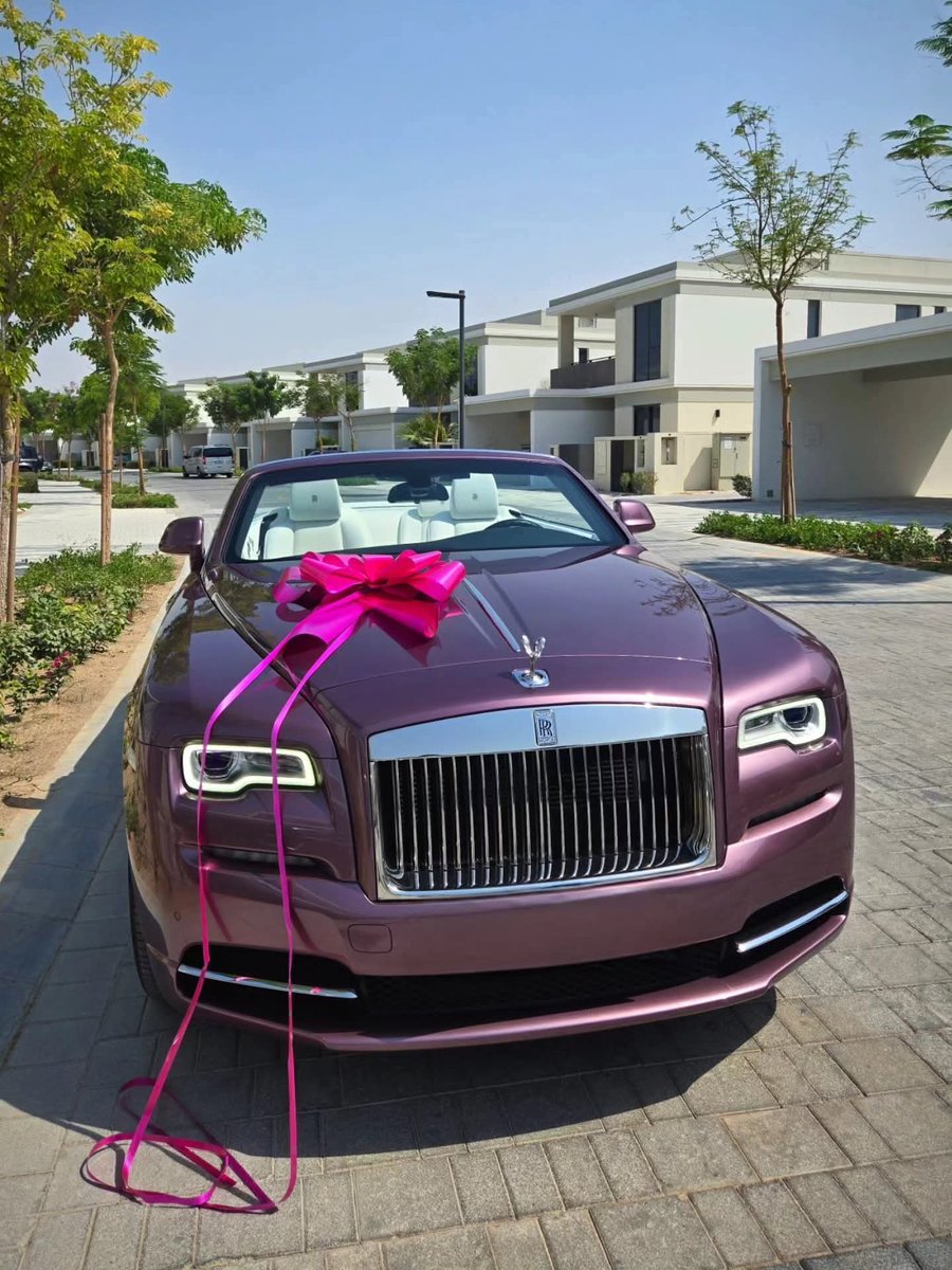 احتفل المخرج #محمد_سامي بعيد ميلاد زوجته النجمة #مي_عمر بطريقة فخمة جدًا 💥
وأهداها سيارة جديدة رولز رويس وسط فرحة كبيرة منها ❤️
مي نشرت صورها وهي قاعدة جوه العربية وعلّقت: "شكرا حبيبي على هدية عيد ميلادي الجميلة.. حاسة بالحب والدلع والرضا 🥰