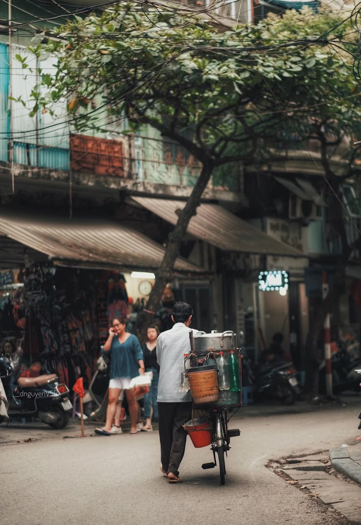 हर किसी को तो नहीं हासिल सुकूँ इतवार का 
कुछ मुसाफ़िर आख़िर-ए-दम तक सफ़र में रहते हैं 

~ <a href="/divya_sabaa/">Divya Seth</a> 🌻