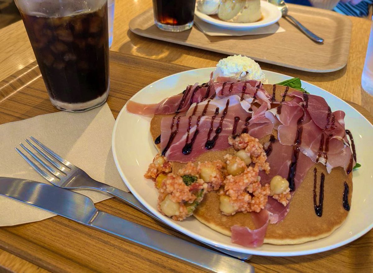 uri_toran's tweet image. こっちは旦那氏の超絶豪華朝ごはん🥞
生ハムパンケーキ。

ほんのり塩味で、ほんのり甘味のあるふかふかパンケーキがとても相性が良かった！
#カフェ