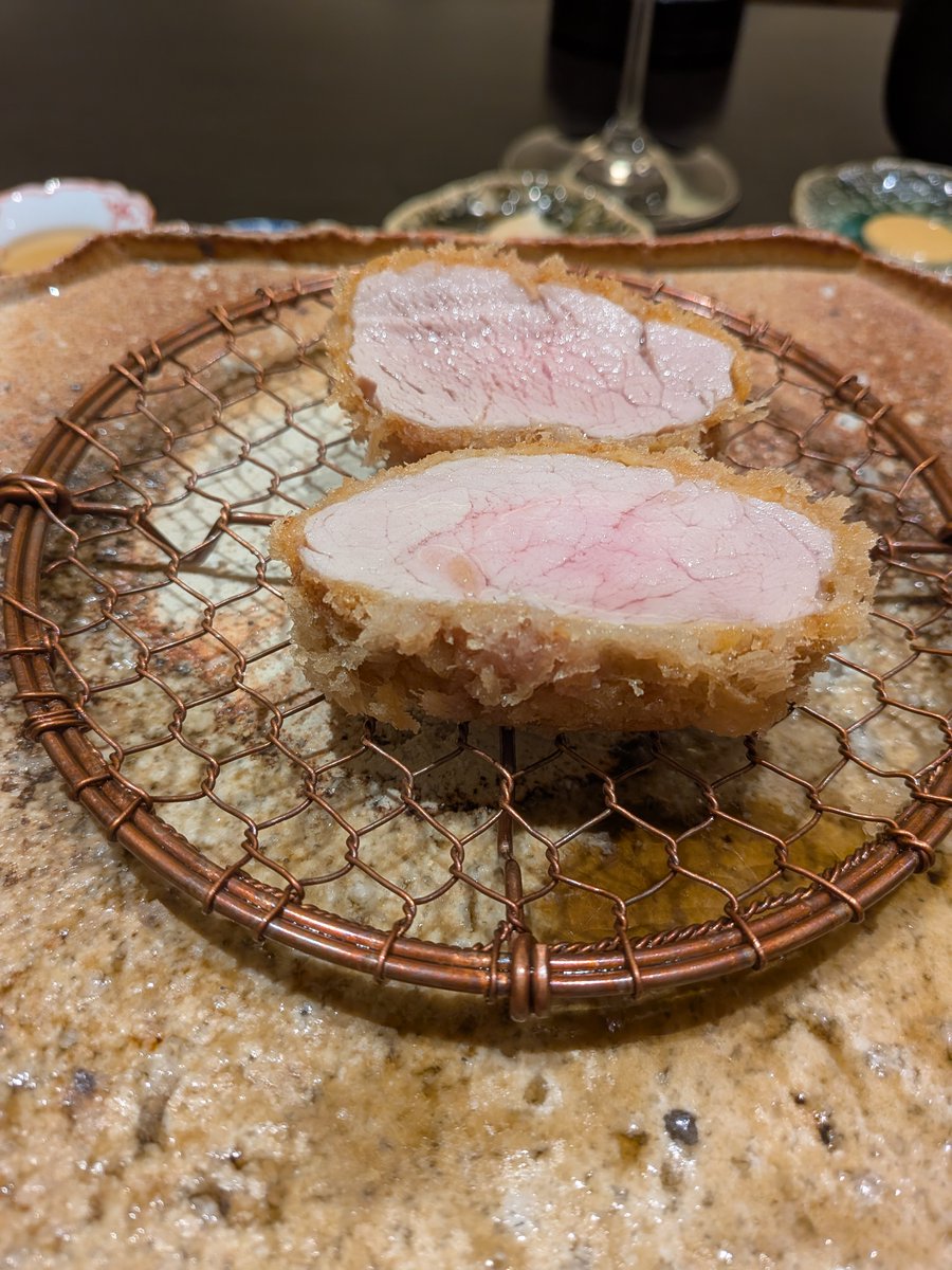 SunsetBreeze847's tweet image. &quot;憧れのお店のランチに脱帽❤️
天然車海老のフライに始まり、幻の豚 サドルバックのヒレ他、品種·部位の異なるとんかつ3種と但馬玄の牛かつ😋メイプル漬けニンニクや青唐辛子のタレ等 自家製タレにもこだわりがいっぱい🙆&quot; by #北島美穂
#sb847
#FMヨコハマ
#究極のとんかつ