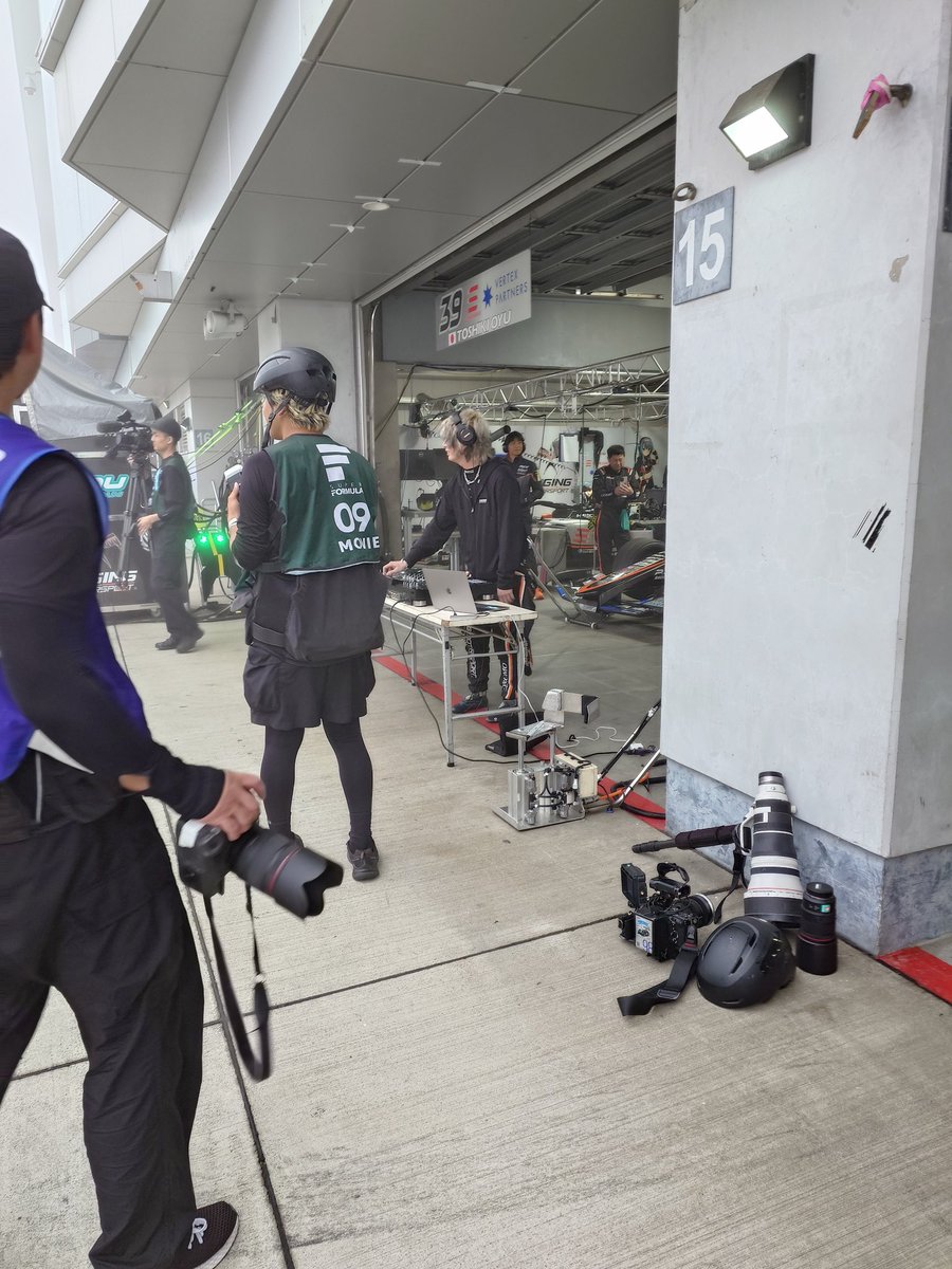 tourermania's tweet image. 大湯君のDJプレイを最前列で観てる。レース中止になったから観客を盛り上げようとしてる姿勢が格好良いね。

#SFormula #SuperFormula