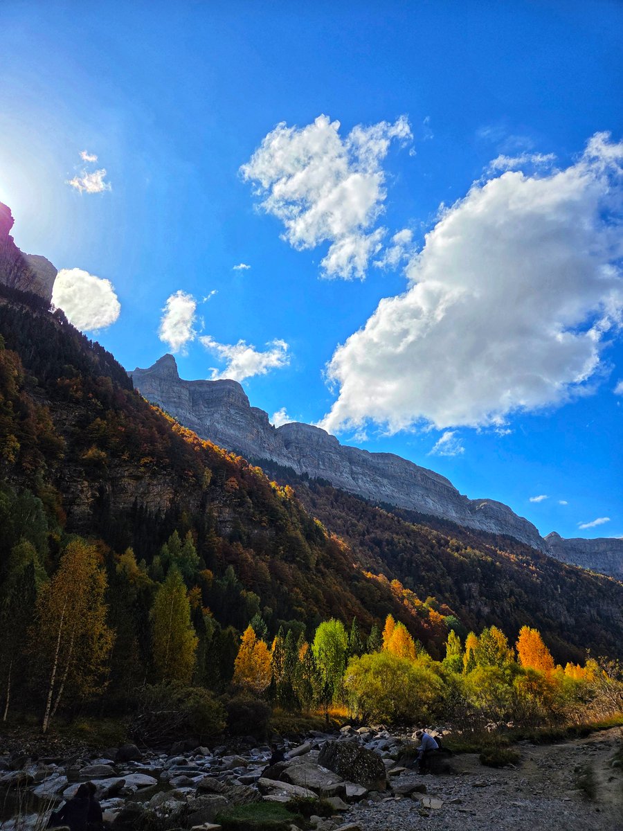 LorenaFr_10's tweet photo. Los colores del otoño recordando la importancia del cambio🍂⛰️ 

#Pirineo #Ordesa #home 🫶 https://t.co/hpZdJsq1VC