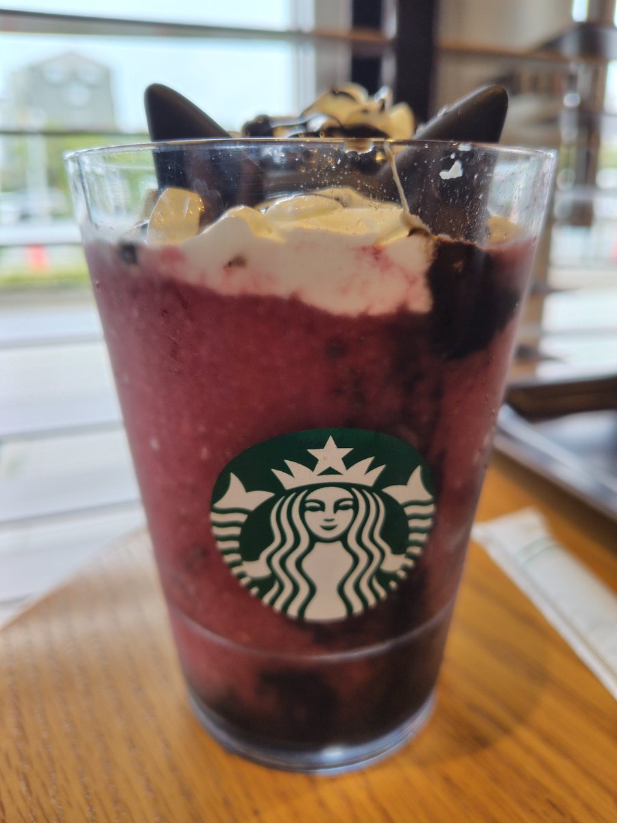 Mk75845466's tweet image. いい歳したオジジがスタバで健康志向🤣
アサイーベリーフラペチーノ
美味い👍️
最近限定飲んでるな

#スタバ
#アサイーベリーフラペチーノ