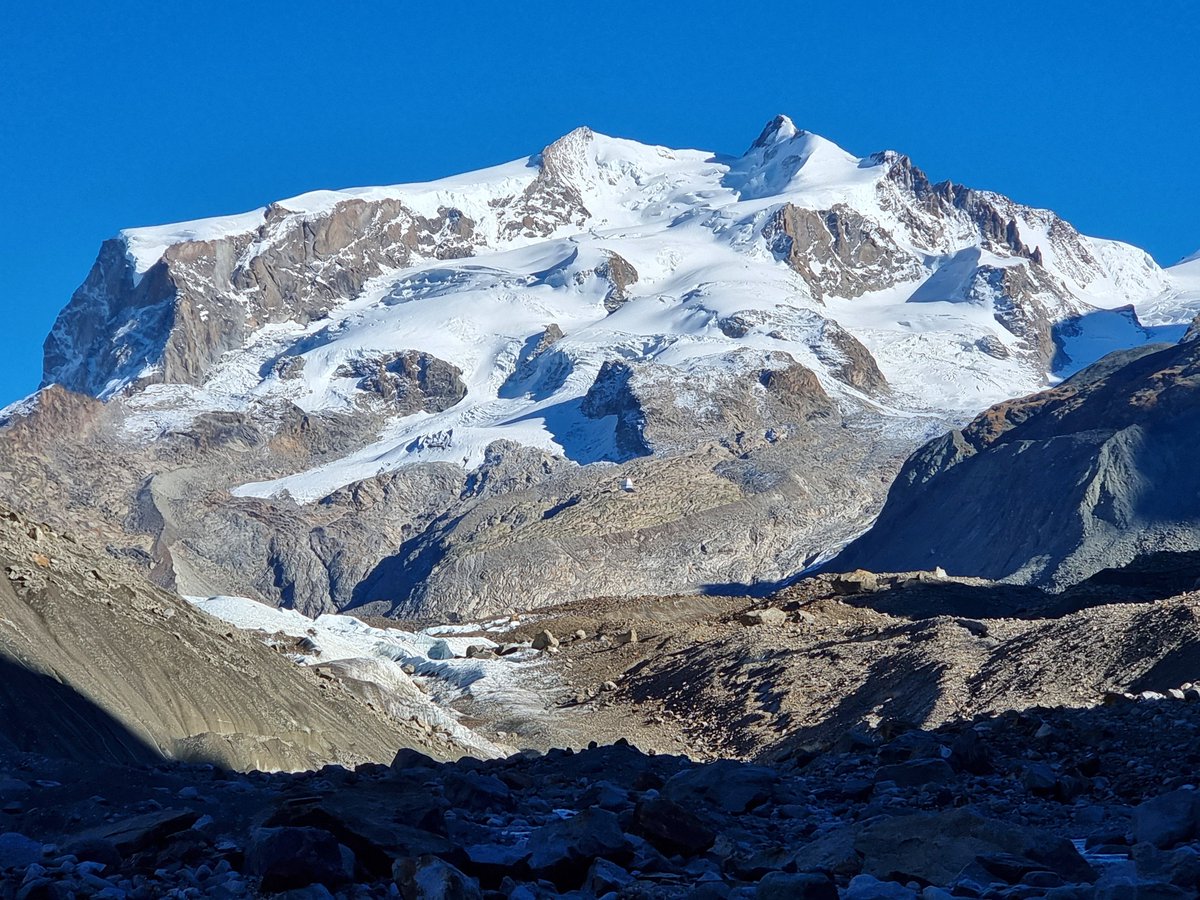 subfossilguy's tweet image. Monte Rosa massif yesterday evening!
Foreground shows highly depressed tongue of Gorner Glacier in the center where ice is cleaner...