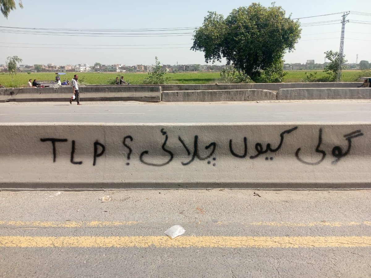 اب تو پاکستانیوں نے روڈوں پر بھی لکھ دیا‼️
#گولی_کیوں_چلارہےہو