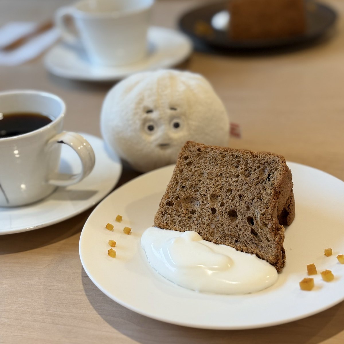 nikumaru_oo's tweet image. Sweets Atelier 5399（用賀）

住宅街にあるカフェでおやつ。ハンドドリップコーヒーと紅茶のシフォンケーキを頂きました。美味しかった…！！器好きとしては器にも興味津々。店主さんも気さくな方で居心地の良い空間でした。

#カフェ
#ぬい活
#おやつ