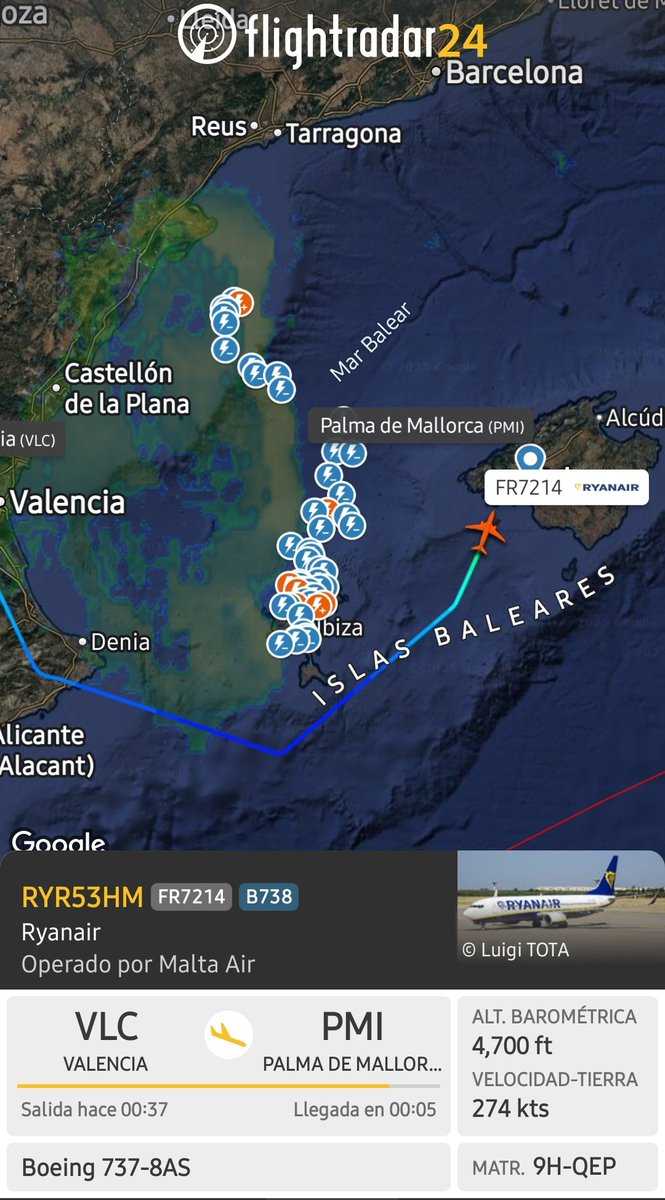 Las tripulaciones no pueden mantener sus rutas establecidas a causa de las tormentas 🌩 y deben desviarse constantemente de éstas. 
En estas situaciones, para garantizar la seguridad y poder mantener un cierto orden en el caos de rutas, no queda otra que haber establecido con