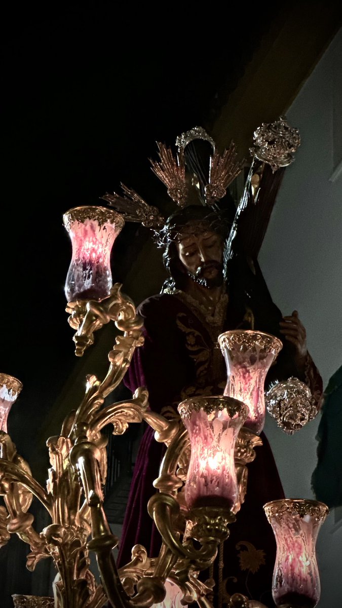 De esta magna me quedo con su rostro, el del señor del Calvario. Que cara, que mirada, que dulzura.