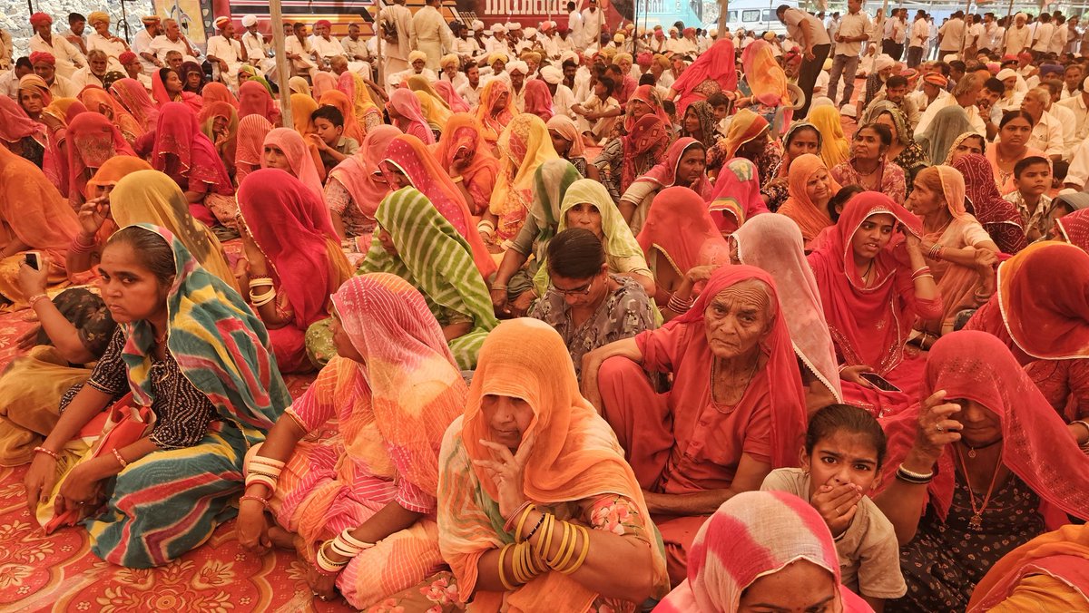 ashokshera94's tweet image. बाड़मेर के पूर्व विधायक मेवाराम जैन के समर्थन में आई महिलाएं..