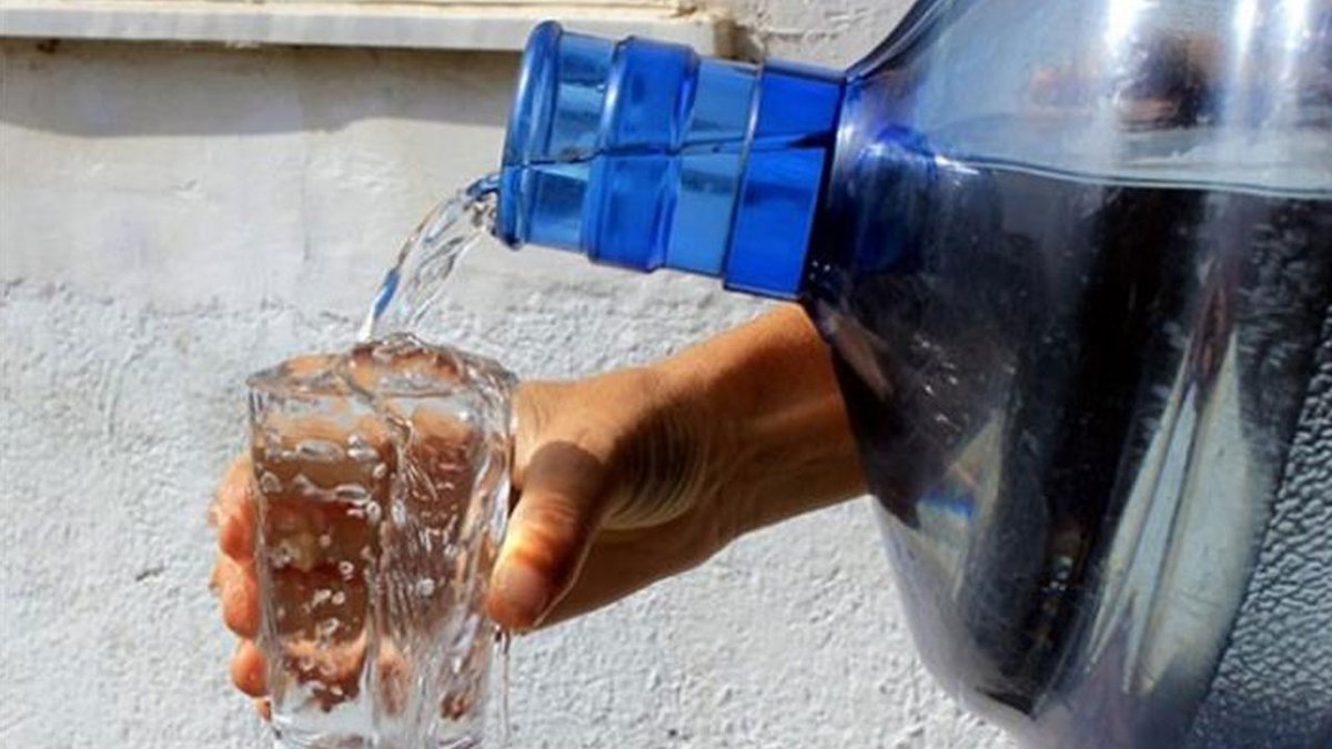 💧Damacana su fiyatları uçtu: Suyun maliyeti 3 TL, satış fiyatı 150 TL

📌 Son 12 ayda damacana ve diğer ambalajlı su fiyatları en az yüzde 50 yükseldi

📌İstanbul’da resmi tarife 19 litrelik damacana için 110 TL’yi işaret etse de piyasada eve teslim fiyatları 135 TL’den başlayıp