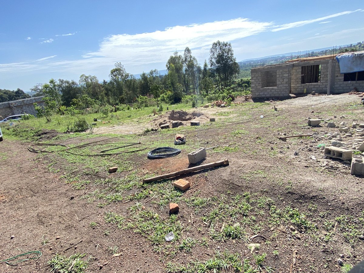 Flats coming up in our Rwiziringiro Kaberebere Estate 🏗️
We have only 2 plots remaining — 50x100 @ 11M each
Other available options:
•Rwiziringiro Kidawalime: 50x100 @ 13.5M
•Omukafunda Estate Kidawalime: 50x100 @ 10M

All plots are ideal for residential developments with easy