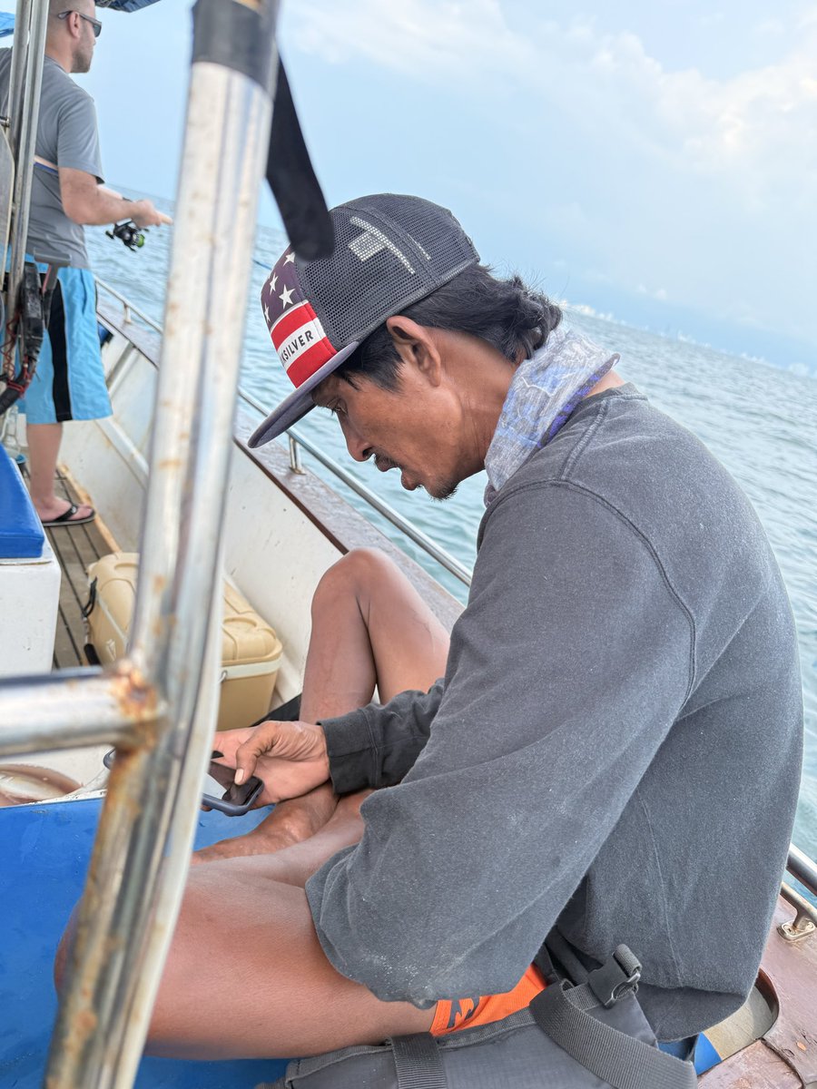 portovecchiaaa's tweet photo. Dipten deniz kabuğu çıkardım, Thaili balıkçı ne yapacaksın bunu dedi. Eve götürürüm dedim. Tamam ama ülkene götüremezsin, o Thailand’a ait dedi. Memleketin taşını toprağını, yeraltındaki cevherini bile satan namussuzlar ders alsınlar https://t.co/gMLGtNBG3d