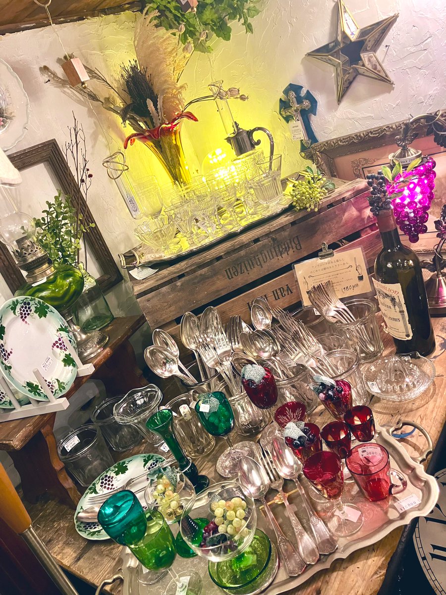 maltoshop's tweet photo. 🇬🇧アンティークコーナーを一部ご紹介

イギリス、ヴィクトリア時代に流行したクランベリーガラスとブリストルグリーンのグラスを集めました

赤葡萄と白葡萄のようなコントラストが美しい吹きガラスには、同じサイズや色合いはないためぜひ実物をご覧ください

 #雑貨屋 #MALTO #高円寺 #アンティーク https://t.co/iyEADl7klV