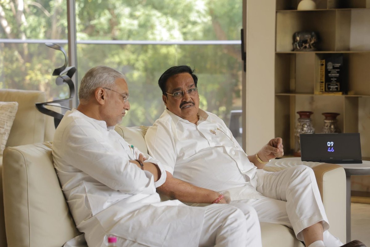 iKeshubhaiPatel's tweet image. સુરત મહાનગર ખાતે પધારેલા ભારતીય જનતા પાર્ટી, ગુજરાતના નવનિયુક્ત પ્રદેશ અધ્યક્ષ શ્રી @MLAJagdish જીએ માનનીય કેન્દ્રીય જળશક્તિ મંત્રી અને પૂર્વ પ્રદેશ અધ્યક્ષ શ્રી @CRPaatil જી સાથે તેમના નિવાસસ્થાને શુભેચ્છા મુલાકાત કરી.
