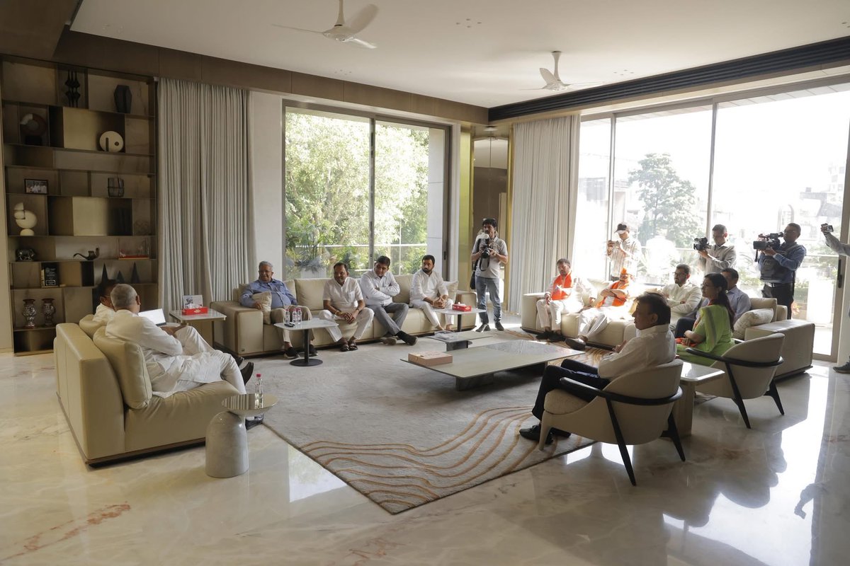 iKeshubhaiPatel's tweet image. સુરત મહાનગર ખાતે પધારેલા ભારતીય જનતા પાર્ટી, ગુજરાતના નવનિયુક્ત પ્રદેશ અધ્યક્ષ શ્રી @MLAJagdish જીએ માનનીય કેન્દ્રીય જળશક્તિ મંત્રી અને પૂર્વ પ્રદેશ અધ્યક્ષ શ્રી @CRPaatil જી સાથે તેમના નિવાસસ્થાને શુભેચ્છા મુલાકાત કરી.