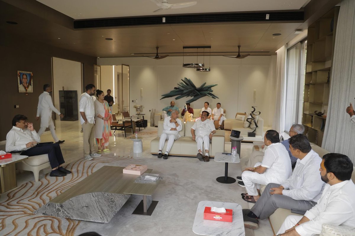 iKeshubhaiPatel's tweet image. સુરત મહાનગર ખાતે પધારેલા ભારતીય જનતા પાર્ટી, ગુજરાતના નવનિયુક્ત પ્રદેશ અધ્યક્ષ શ્રી @MLAJagdish જીએ માનનીય કેન્દ્રીય જળશક્તિ મંત્રી અને પૂર્વ પ્રદેશ અધ્યક્ષ શ્રી @CRPaatil જી સાથે તેમના નિવાસસ્થાને શુભેચ્છા મુલાકાત કરી.