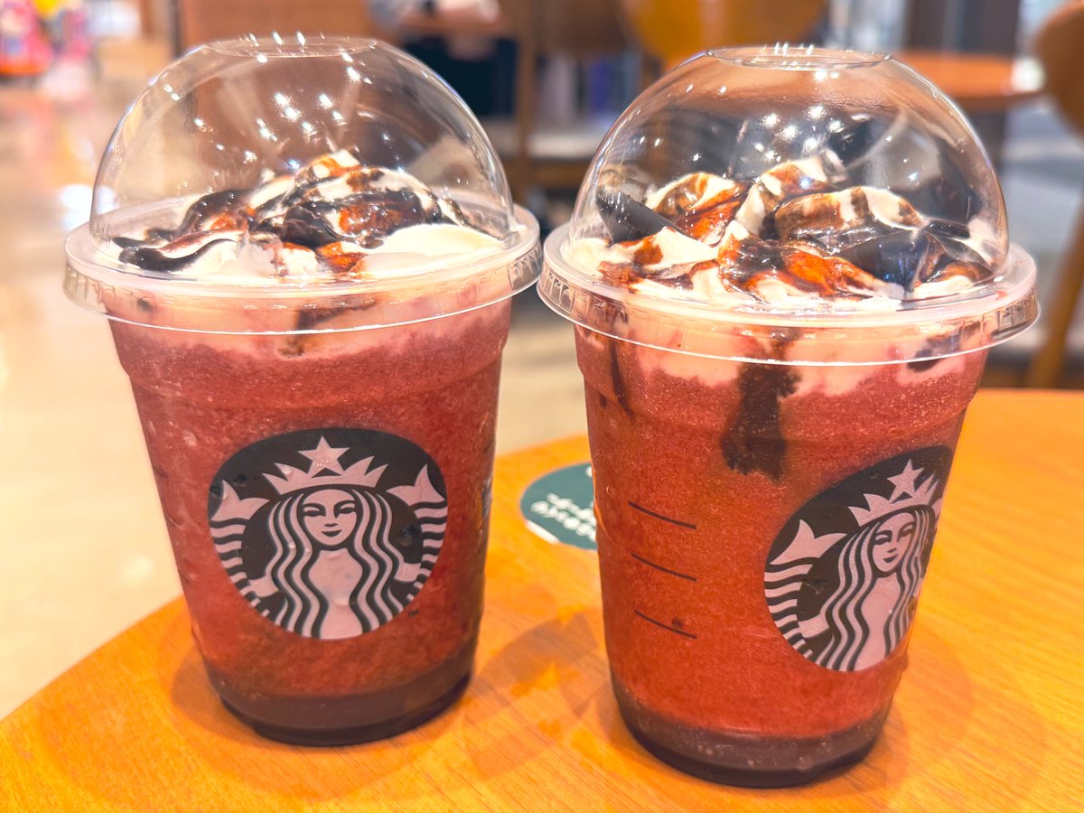 C4ffeineLess's tweet image. エクストラホイップにしたらネコミミが埋もれた🐈‍⬛w/@SorakAzae 

#アサイーベリーフラペチーノ
#黒猫フラペチーノ