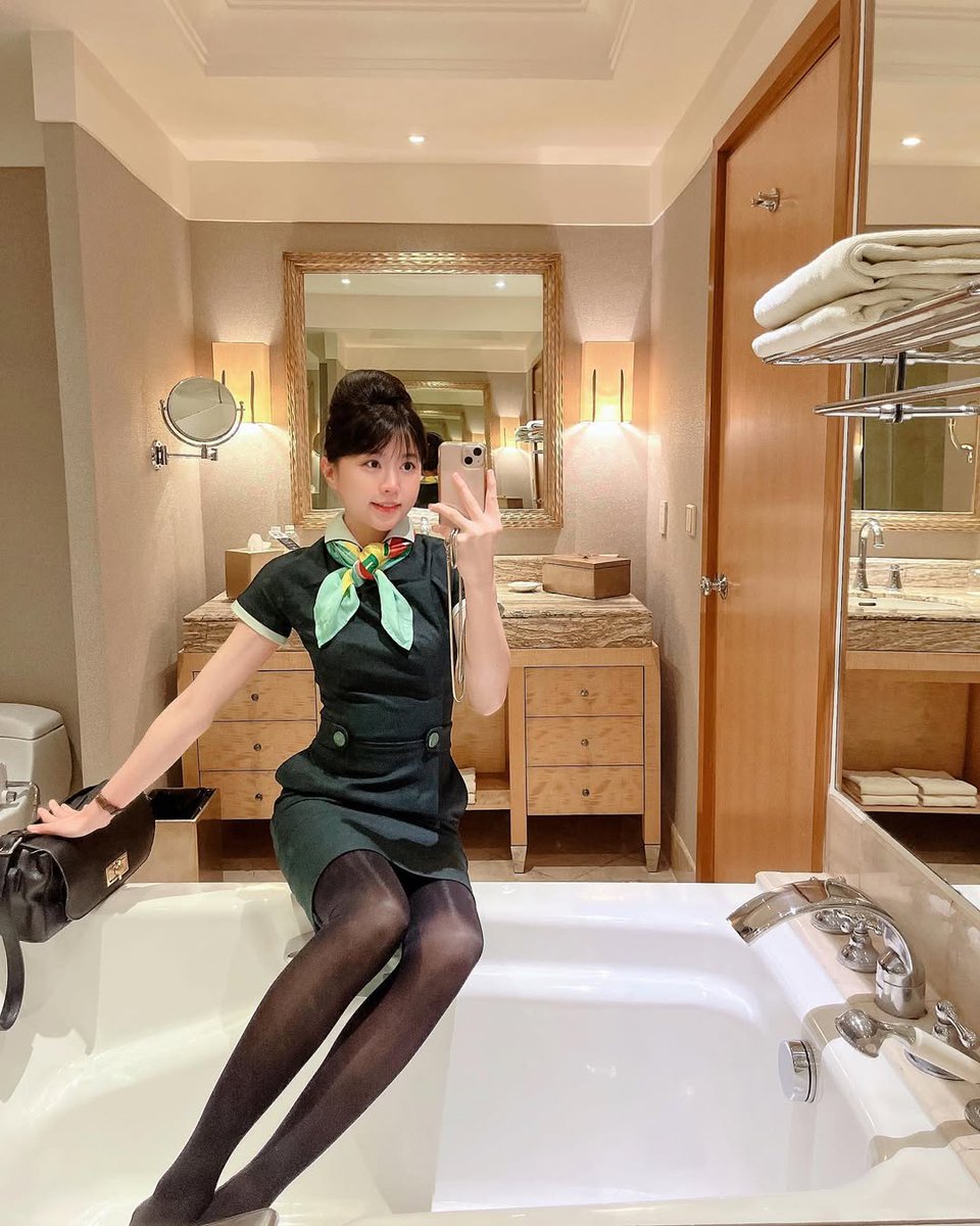 man_su75737's tweet photo. 有人敢看我制服下的鮑魚嗎...
誰想看✋
#空服員 https://t.co/M9bSGbguIm