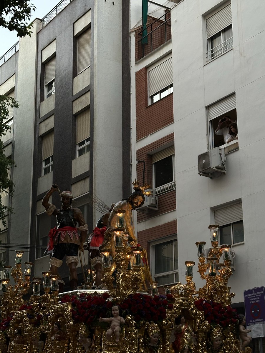 Y con las miradas al cielo del señor de la columna de Lucena y de Priego, buscando auxilio, buscando consuelo. Unas auténticas joyas, con sus estilos únicos. 
¡Y yo que estuve a punto de no ir!
