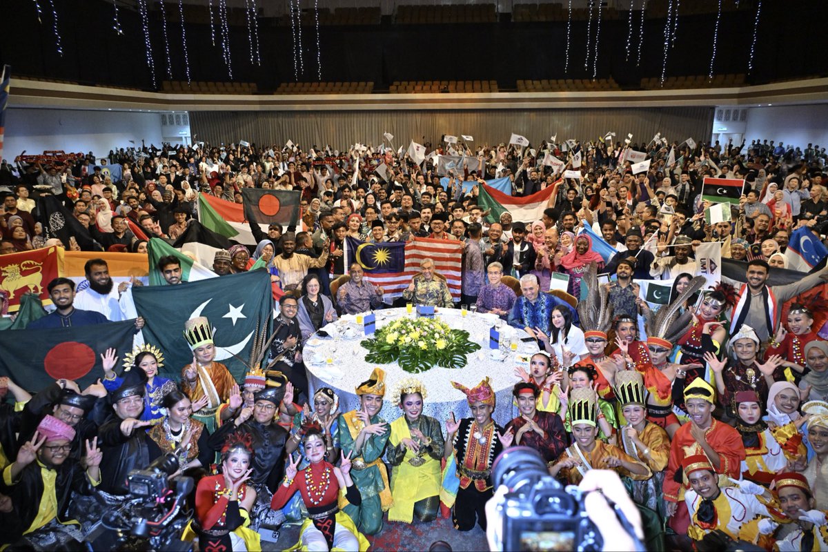 iFUTURE 2025: HIMPUN 1,000 PEMIMPIN MUDA ANTARABANGSA, JADI PENTAS DIALOG STRATEGIK BERSAMA PEMIMPIN TERTINGGI NEGARA

Baca lanjut di : facebook.com/share/p/1AGuTL…

<a href="/ZambryOfficial/">Zambry Abd Kadir</a> <a href="/MustaphaSakmud_/">MustaphaSakmud</a> 

#RancakkanMADANI
#MADANIbekerja
#MalaysiaMADANI