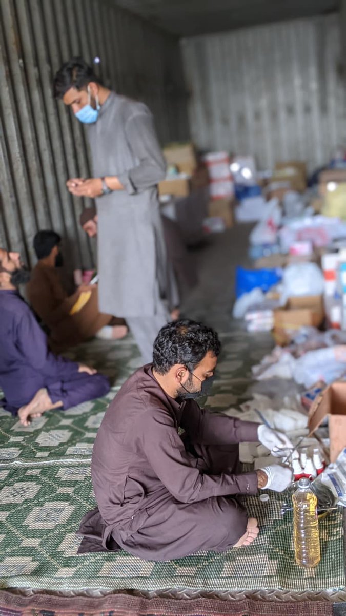 مارچ میں موجود میڈیکل ٹیم زخمی کارکنان کی دیکھ بھال کیلئے ہر وقت حاضر۔۔۔💊❤️
#گولی_کیوں_چلارہےہو