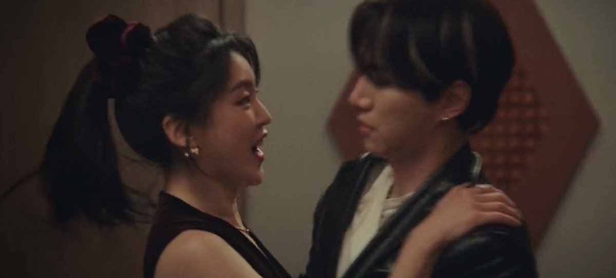 dramacoKR's tweet image. Choi Seoeun from Single's Inferno 2 made an appearance in Typhoon Family episode 1 as Yurim.
#TyphoonFamily #Typho