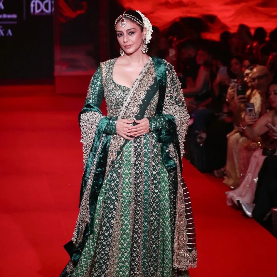 Tabusupremacy's tweet photo. #Tabu closed the show for Lakme Salon x ITRH by Mohit &amp; Ridhi at #LakmeFashionWeek. 💚✨ https://t.co/8b7EmvpmiJ