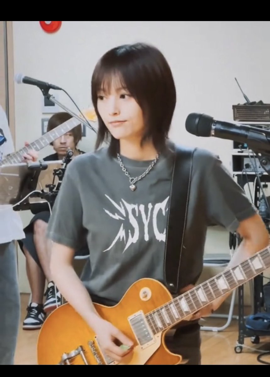 Va0wz4PanCWCzSa's tweet image. また2011年頃の話で恐縮だが
「さや姉ギター弾けてすごいね❣️」て言ったら
「コードだけですよ〜」て謙遜してた気がする
流石にコードだけでは無かったと思うが(記憶違い？)

14年後fenderのイベントでまたあなたを見に行くなんて
彩ちゃん自分との約束守っててスゲー😋

あと顔がかわいい

#山本彩