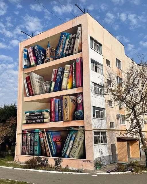 Mural de estantería de libros en Solnechnodolsk, Rusia (2021), creado por el artista holandés JanIsDeMan 😍📚