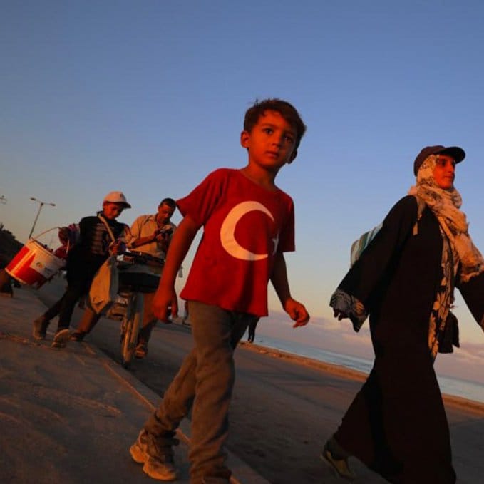 “Yürü kardeşim
Ayaklarına bir 
Kudüs gücü gelsin.” 🇹🇷 🇵🇸