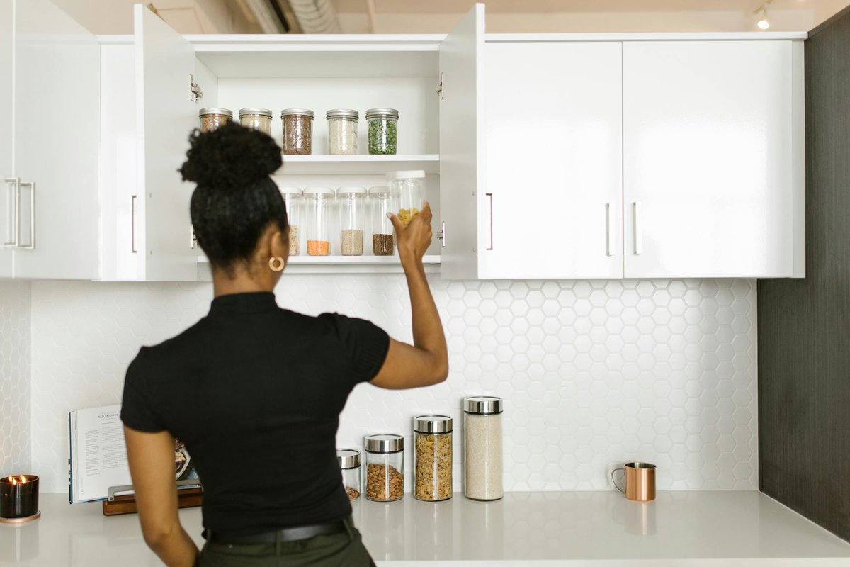 nikalece60792's tweet image. Just reorganized my kitchen cabinets and it feels like a whole new space!��✨Clear bins and labels are game-changers for easy access. Try sorting one shelf at a time to stay motivated!��#HomeOrganization #TidyVibes #Declutter