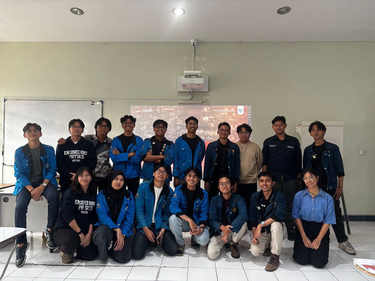 HIMAFI_ITB's tweet photo. Jadinya yang mild atau bold nih, Min @HMFT_ITB? 😁😁

Terima kasih sudah mau berdiskusi membahas instrumentasi dan kontrol, material, dan medis dengan HIMAFI ITB di acara Diskursus! https://t.co/5g7Lz1MxPt