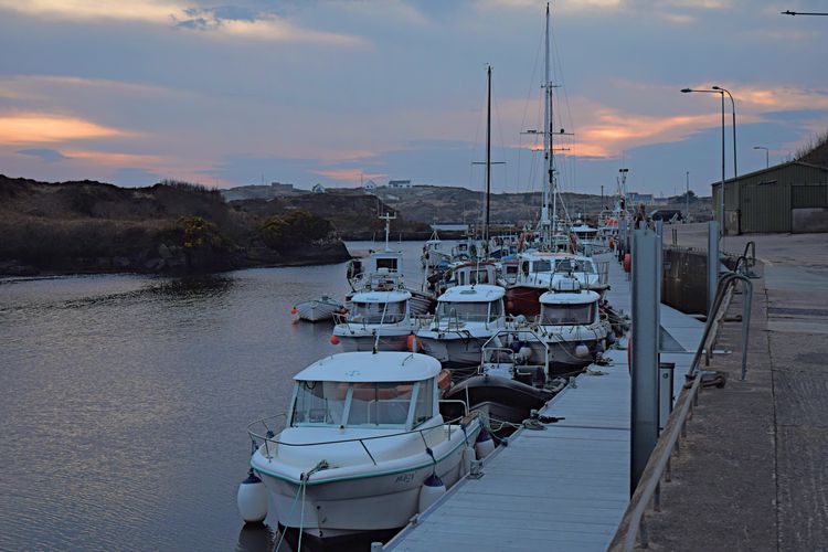 welovedonegal's tweet image. Good #Sunday 12th #October morning from 
beautiful #Donegal 💚💛 

Today&apos;s #GoodMorning pic is of the harbour at #Bunbeg #Gweedore 

#boats #piers #marinas #sunsets 
#Ireland .
@ThePhotoHour