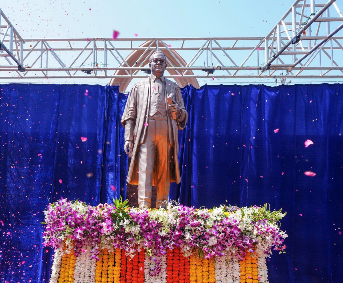CMOMaharashtra's tweet image. भारताचे मा. सरन्यायाधीश भूषण गवईजी यांच्या हस्ते व मुख्यमंत्री देवेंद्र फडणवीस यांच्या प्रमुख उपस्थितीत मंडणगड, जिल्हा रत्नागिरी येथील नवीन &apos;दिवाणी व फौजदारी न्यायालया&apos;च्या परिसरात महामानव, भारतरत्न डॉ. बाबासाहेब आंबेडकर यांच्या पुतळ्याचे अनावरण संपन्न झाले.

@Dev_Fadnavis…