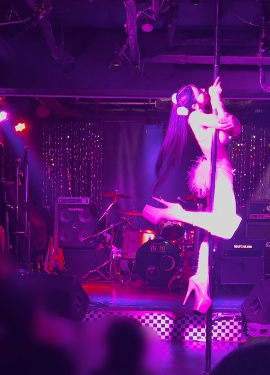 イベントの日💃🌈🌟
家族も観に来てくれてて、花束もらった🥰💐✨️
踊り終えた後に会って｢めっちゃ間違えた～😭｣って言ったら、すかさず｢間違えてへんかった！合ってた！！良かった！！！｣って言った母に、思わず妹と｢お母さん、合ってたって…振り付け知らんやん！？？ꉂ🤣｣ってツッコミいれて爆笑した😂
正直、練習通りの成果が上手く出せんくて凹み気味やったけど、一気に吹っ飛んだ🥲ྀི✨️
家族はいつも、1番の味方なんやなーと実感した夜🫶🐈‍⬛🌙💖

#poledance #みねりお #グラビアアイドル 
#1ミリでもいいなと思ったらRT