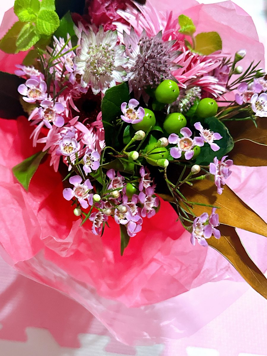 イベントの日💃🌈🌟
家族も観に来てくれてて、花束もらった🥰💐✨️
踊り終えた後に会って｢めっちゃ間違えた～😭｣って言ったら、すかさず｢間違えてへんかった！合ってた！！良かった！！！｣って言った母に、思わず妹と｢お母さん、合ってたって…振り付け知らんやん！？？ꉂ🤣｣ってツッコミいれて爆笑した😂
正直、練習通りの成果が上手く出せんくて凹み気味やったけど、一気に吹っ飛んだ🥲ྀི✨️
家族はいつも、1番の味方なんやなーと実感した夜🫶🐈‍⬛🌙💖

#poledance #みねりお #グラビアアイドル 
#1ミリでもいいなと思ったらRT