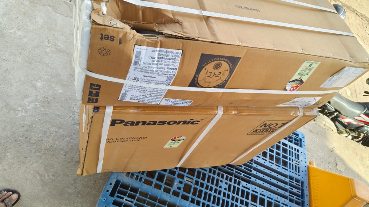 sakshamsk4's tweet image. @flipkartsupport 
This is the condition of my Panasonic AC order, the box is torn, damaged &amp;amp; delivery is already delayed! If you already know it’s damaged, why send it to my address instead of replacing it directly? I paid in full and still got this! #Flipkart #CustomerService
