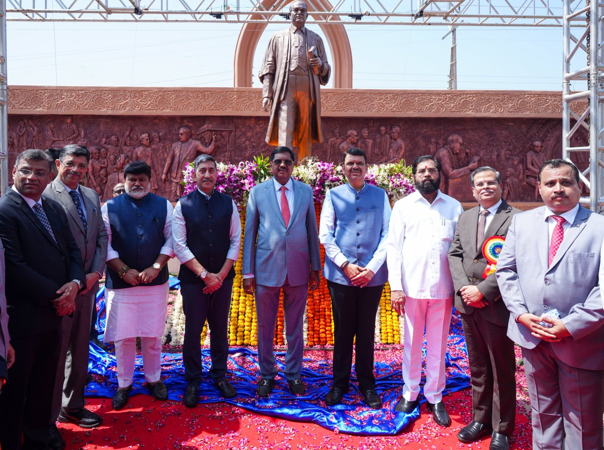 CMOMaharashtra's tweet image. भारताचे मा. सरन्यायाधीश भूषण गवईजी यांच्या हस्ते व मुख्यमंत्री देवेंद्र फडणवीस यांच्या प्रमुख उपस्थितीत मंडणगड, जिल्हा रत्नागिरी येथील नवीन &apos;दिवाणी व फौजदारी न्यायालया&apos;च्या परिसरात महामानव, भारतरत्न डॉ. बाबासाहेब आंबेडकर यांच्या पुतळ्याचे अनावरण संपन्न झाले.

@Dev_Fadnavis…