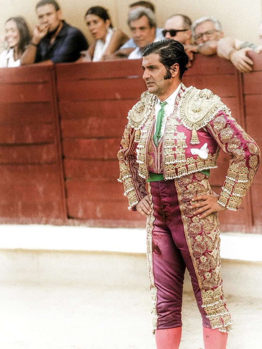 Señoras, señores llegó el día que todos los Morantistas llevábamos esperando con mucha ilusión.
Hoy el sumo pontífice estará predicando la palabra del toreo en una doble homilía en la Catedral de Las Ventas.
Alabada sea La Puebla del Río.