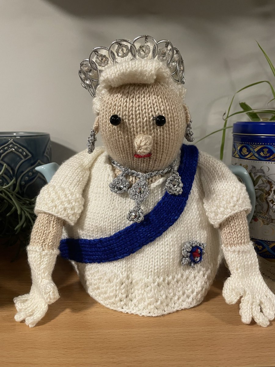 adrianpgibson's tweet image. Amazing tea cosy our very talented colleague David made for us 👑

#teacosy #knitting #talent #queen #qeii #london