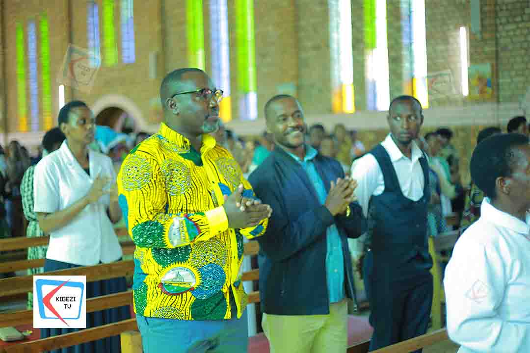 #HappeningNow
Rubanda County West MP Hopeful and NRM Flag Bearer, Hon. Bruce Balaba Kabaasa, has joined Christians of Immaculate Heart of Mary Rubanda Kiizi Parish for Sunday Mass.
The Mass is being presided over by the Parish Priest, Rev. Fr. Aurelius Maguru.