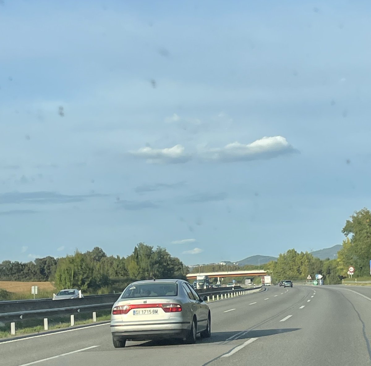 «És que hi ha camions i incorporacions»

Sempre, 24/7, la gran majoria de conductors toquen la moral.

(canvi nostre de quatre carrils per avançar a 110)