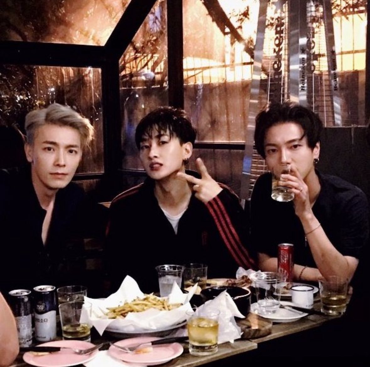 isintohyukjae's tweet photo. honestly whenever this picture pops up on timeline I have to perform some deep breathing exercises https://t.co/casBxo2mKj