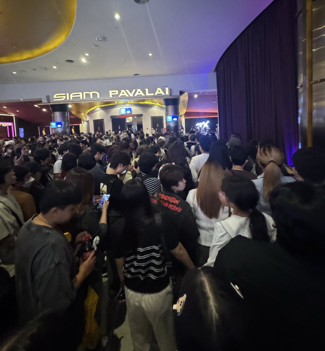 DaenpenChongch1's tweet image. ความประทับของแฟนคลับที่รู้ว่าพี่ฟ้าเดินมาบอกว่าจะลงไปถ่ายรูปข้างล่างนะ ทุกคนพูดเป็นเสียงเดียวกันว่า เค้าแสนดีจังเลยอ่ะ เพราะจำนวนแฟนคลับที่รอตรงนั้นคือเยอะนะ 
เค้าเห็นการมีอยู่ของแฟนคลับมาก“ศิลปินคนโปรด”🥹🤍🐠

MAJOR X EL TRON ARES   #TronAresTHxENGLOT 
#อิงฟ้ามหาชน #EngfaWaraha