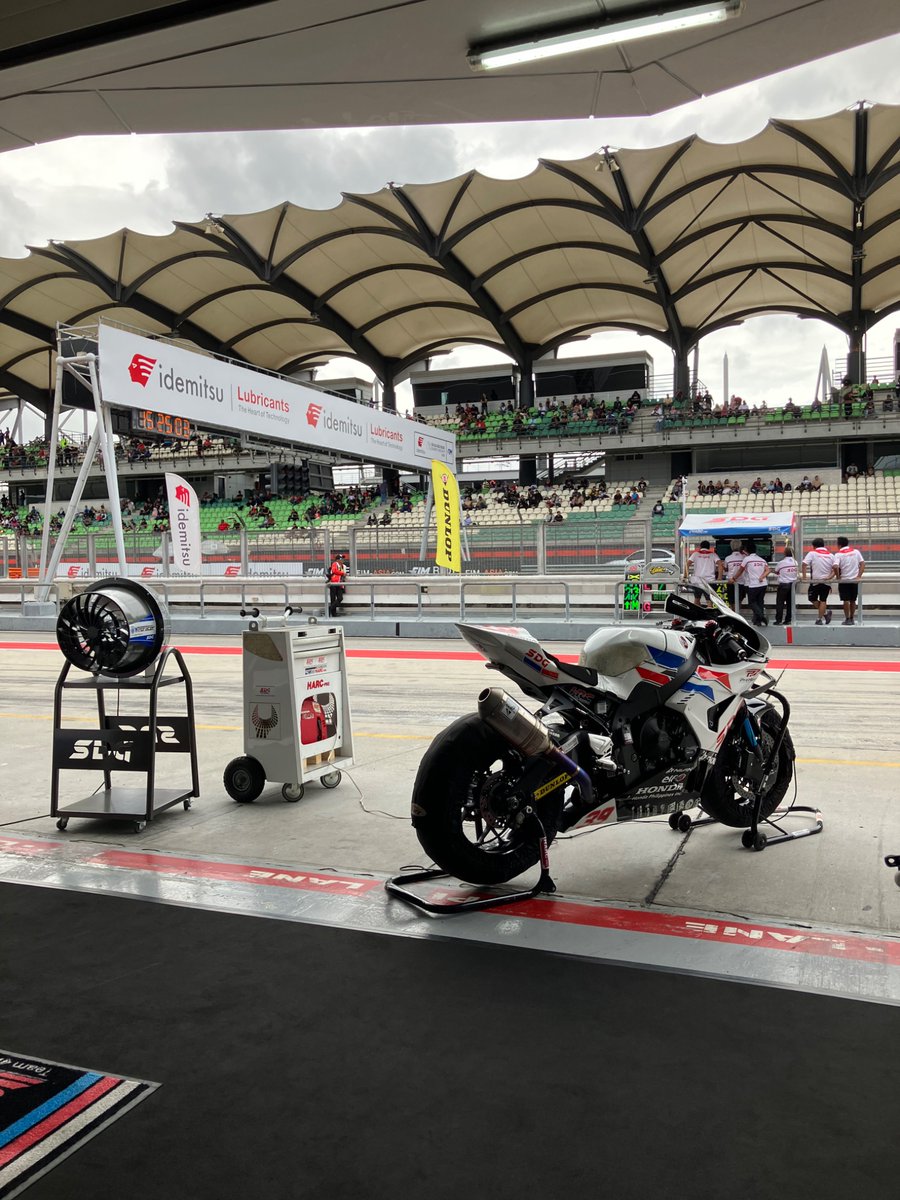 昨日のレース1は転倒リタイアでした。
まもなくレース2のスタートです。

#SDG #HARCPRO #ARRC #ASB1000 #阿部恵斗