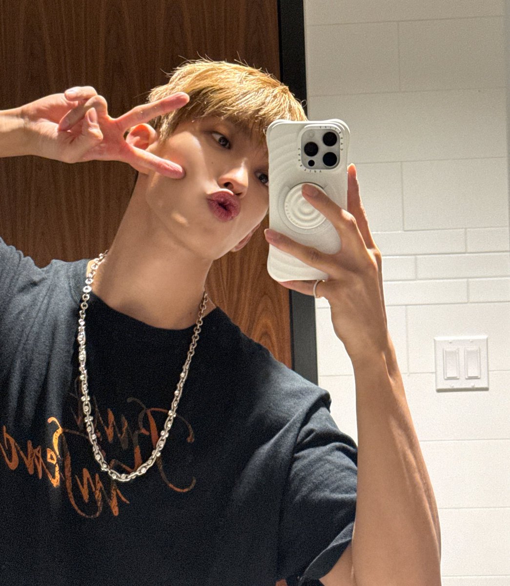 kyeomties's tweet photo. I LOVE YOU BIG POUTY BUFF BABY DOKYEOM 😭😭 https://t.co/CDd0AiAzXh