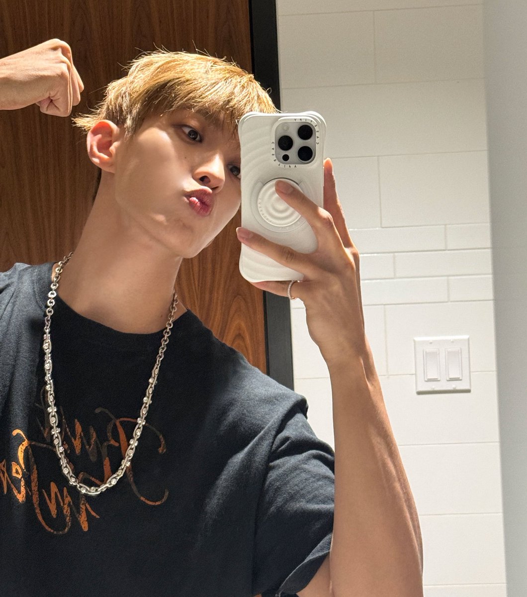 I LOVE YOU BIG POUTY BUFF BABY DOKYEOM 😭😭