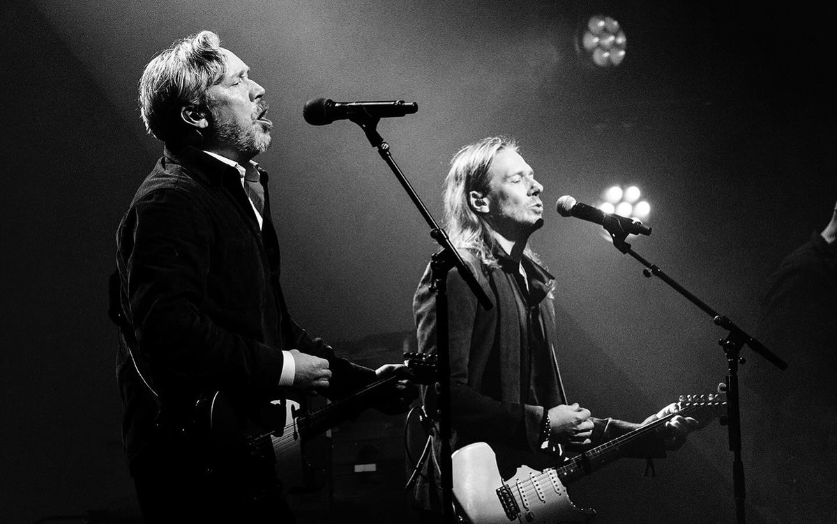 papathefifth's tweet image. tobias performing with lars winnerbäck (october 10, 2025)
© carolina byrmo, carolinabyrmophotography/IG